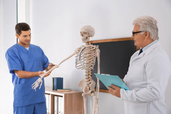 Tıp Öğrencisi Profesör Sınıfta Insan Iskeleti Anatomisi Okuyor — Stok fotoğraf