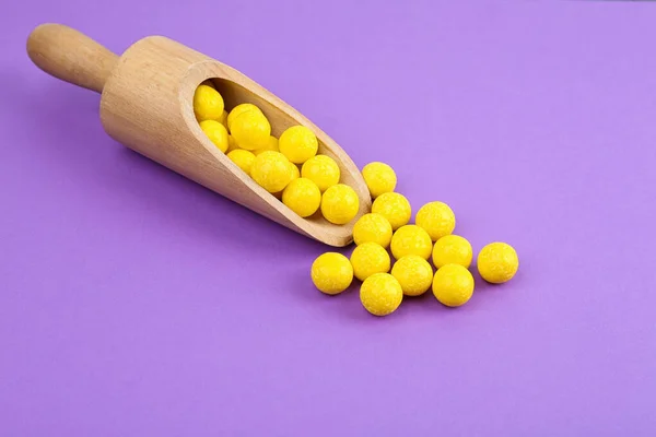 Deliziose gomme da masticare al limone e misurino su sfondo viola — Foto Stock