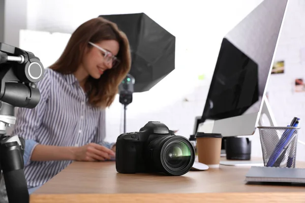 Fotógrafo Profissional Trabalhando Mesa Escritório Foco Câmera — Fotografia de Stock