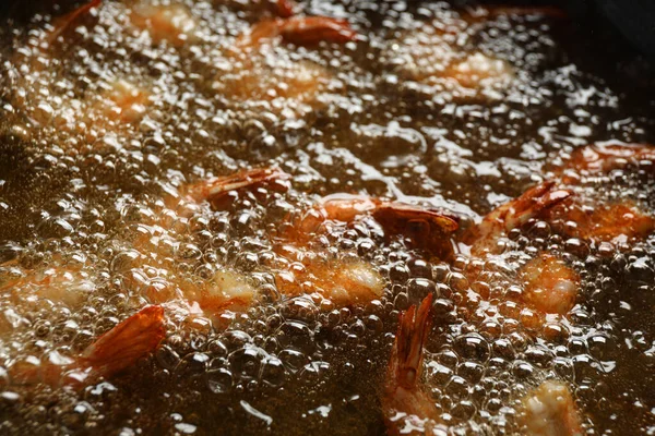 Memasak Udang Lezat Dalam Minyak Panas Closeup — Stok Foto