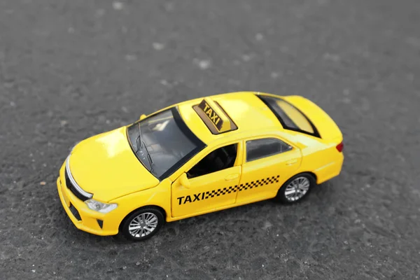 Κίτρινο μοντέλο αυτοκινήτου ταξί στην οδό της πόλης — Φωτογραφία Αρχείου