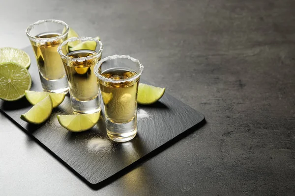 Shot Messicani Tequila Con Fette Sale Lime Sul Tavolo Grigio — Foto Stock