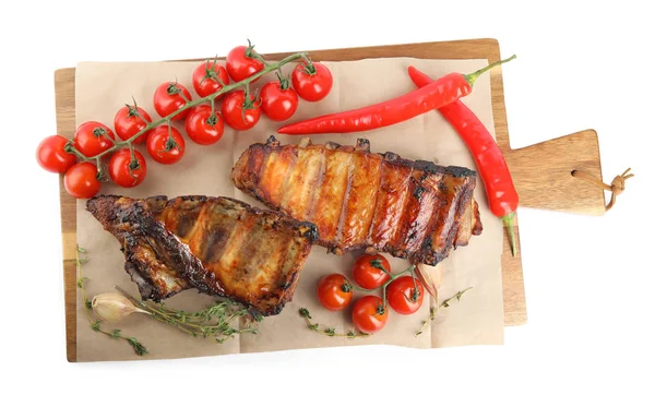 Smakliga Grillade Revben Med Tomater Och Paprika Isolerade Vit Ovanifrån — Stockfoto