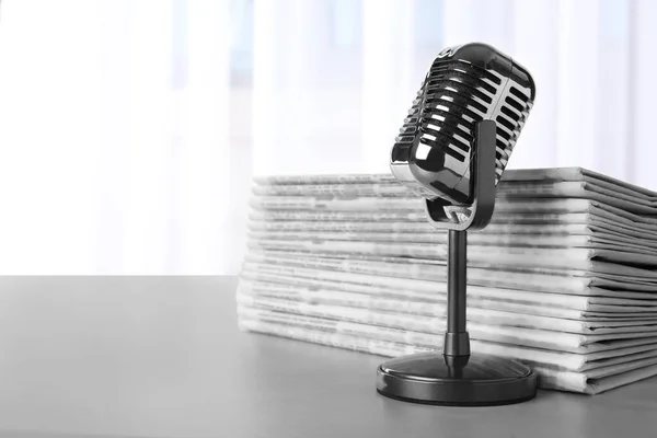 Periódicos Micrófono Vintage Sobre Mesa Gris Espacio Para Texto Trabajo — Foto de Stock