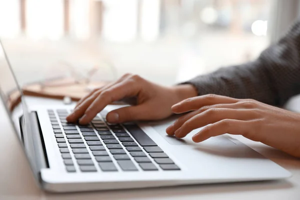 Blogger Muda Yang Bekerja Dengan Laptop Dalam Meja Closeup — Stok Foto