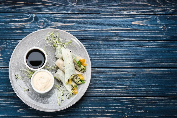 Heerlijke Broodjes Gewikkeld Rijstpapier Geserveerd Blauwe Houten Tafel Bovenaanzicht Ruimte — Stockfoto