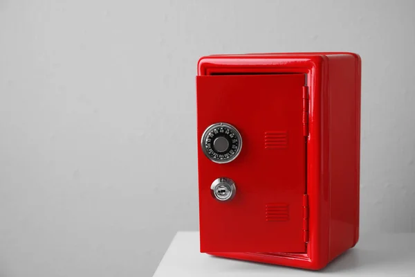 Red Steel Safe Table Light Wall Space Text — Stock Photo, Image