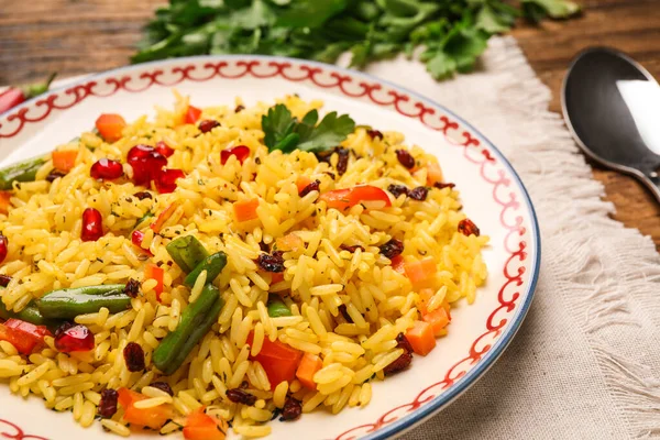 Gustoso Pilaf Riso Con Verdure Sul Tavolo Primo Piano — Foto Stock