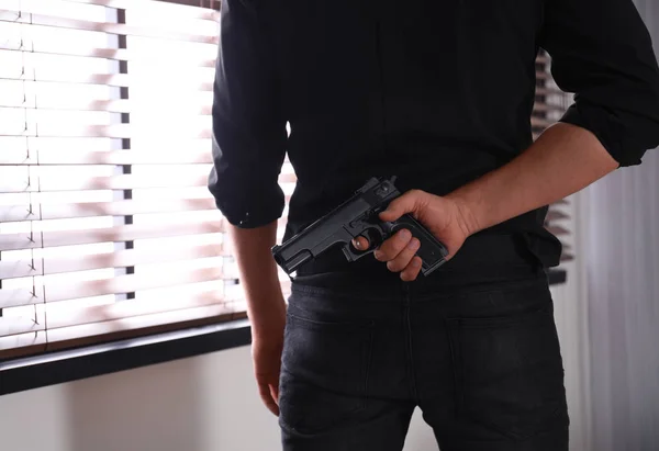 Hombre Con Pistola Cerca Ventana Interior Primer Plano — Foto de Stock