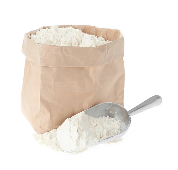 白に隔離された小麦粉と紙袋とスクープ — ストック写真