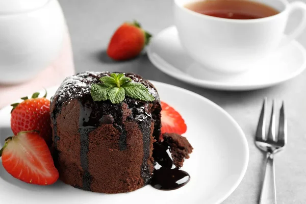 Вкусный Шоколадный Торт Мятой Клубникой Столе Крупным Планом — стоковое фото