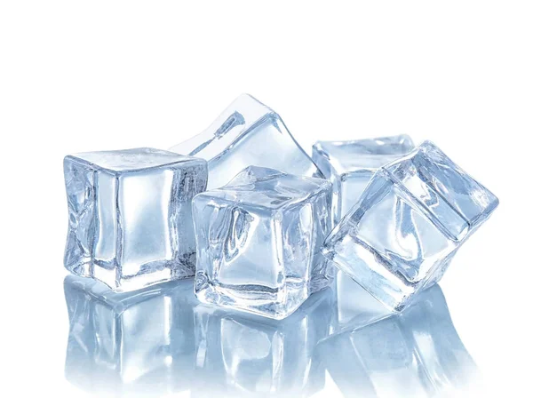 Cubos de gelo cristalinos isolados em branco — Fotografia de Stock