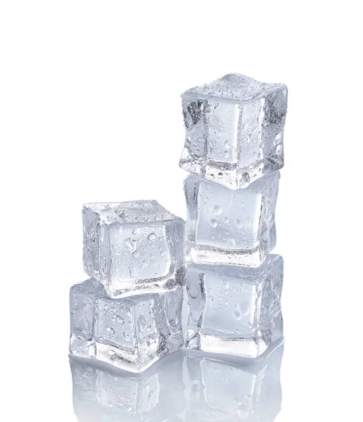 Cubos de gelo cristalinos com gotas de água isoladas em branco — Fotografia de Stock