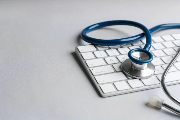 Teclado Estetoscopio Sobre Mesa Gris Claro Concepto Soporte Técnico — Foto de Stock