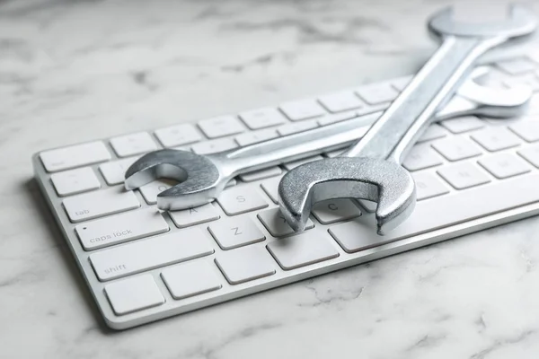 Tastatur Und Spannschlüssel Auf Weißem Marmortisch Nahaufnahme Konzept Der Technischen — Stockfoto