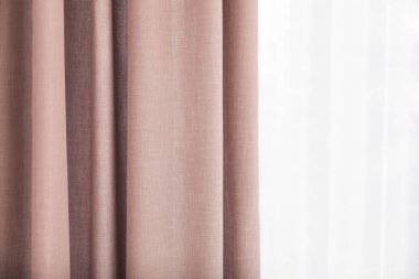 Zarif perdeleri olan pencere, yakın çekim manzarası.