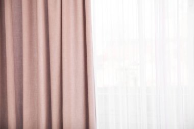 Zarif perdeleri olan pencere, yakın çekim manzarası.