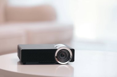 Beyaz masa üzerinde modern video projektörü.
