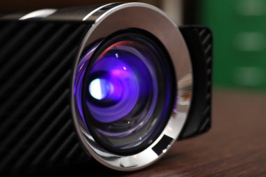Masadaki modern dijital video projektörünün yakın görüntüsü