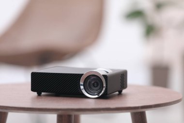 Modern video projektörü ahşap masa içinde.