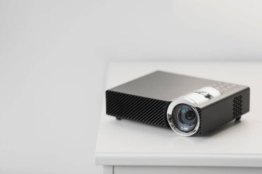 Beyaz masa içerisindeki modern video projektörü. Metin için boşluk