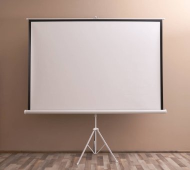 Bej duvarın yakınındaki boş projeksiyon ekranı. Tasarım için boşluk