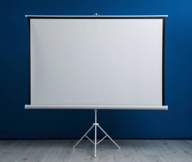 İçerideki mavi duvarın yanındaki boş projeksiyon ekranı. Tasarım için boşluk