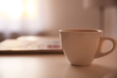 Masada bir fincan lezzetli içki, mesaj için yer var. Tembel sabah