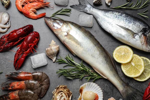 Frischer Fisch Und Meeresfrüchte Auf Grauem Tisch Flach Gelegt — Stockfoto