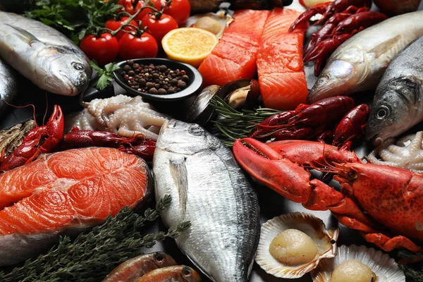 Świeże Ryby Różne Owoce Morza Stole Zbliżenie — Zdjęcie stockowe