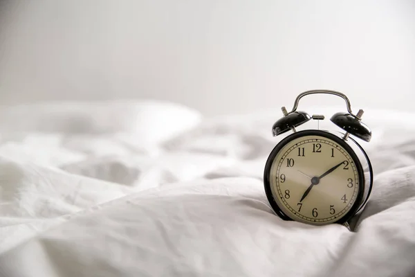 ベッドの上の目覚まし時計 テキスト用のスペース 朝の時間 — ストック写真