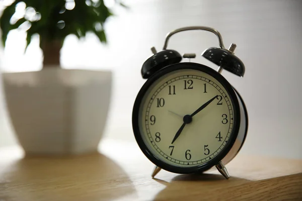 Reloj Despertador Mesa Madera Hora Mañana —  Fotos de Stock