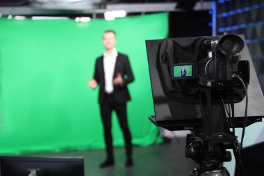 Stüdyoda çalışan sunucu, video kameraya odaklan