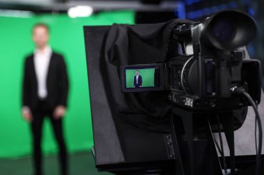 Stüdyoda çalışan sunucu, video kamera ekranına odaklan