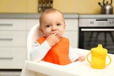Evde kurabiye yiyen şirin bir bebek.