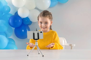 Masada video kaydeden şirin küçük blogger.