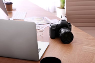 Ofisinde profesyonel kamera olan bir fotoğrafçı işyeri.