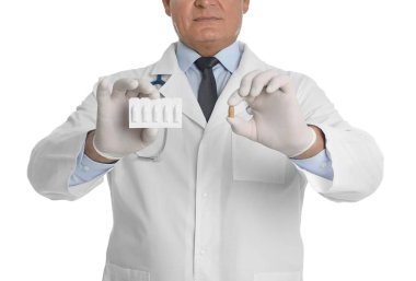 Doktor, beyaz arka planda hemoroit tedavisi için fitiller tutuyor.