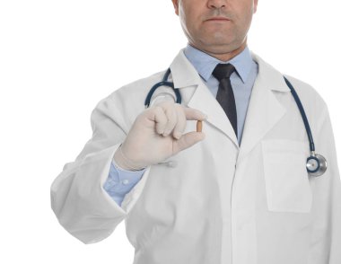 Doktor beyaz arka planda hemoroid tedavisi için fitil tutuyor, yakın plan.