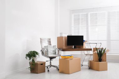 Mukavva kutular ve paketlenmiş eşyalar ofiste. Taşınma günü