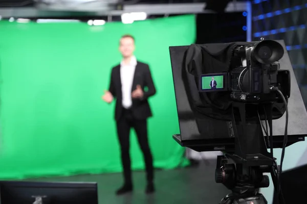 Presenter Arbetar Studio Fokus Videokamera — Stockfoto