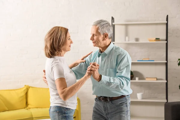 Feliz Pareja Ancianos Bailando Sala Estar — Foto de Stock