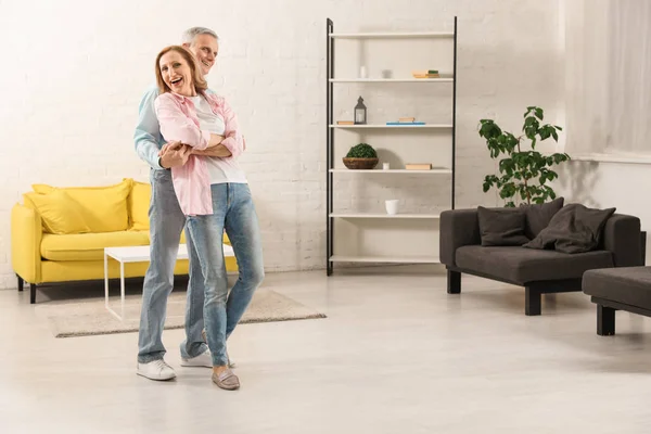 Glückliches Senioren Paar Tanzt Gemeinsam Wohnzimmer — Stockfoto