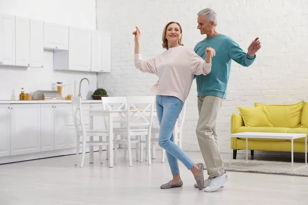 Feliz Casal Sênior Dançando Juntos Cozinha — Fotografia de Stock