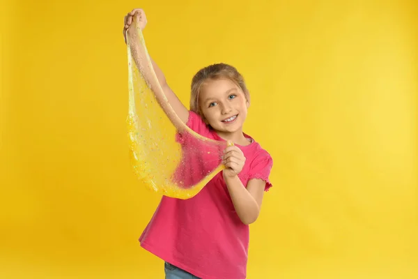 Kleines Mädchen Mit Schleim Auf Gelbem Hintergrund — Stockfoto