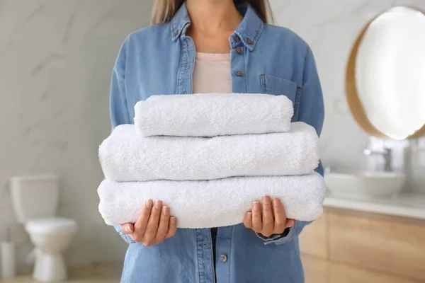 Kobieta Trzyma Stos Świeżych Ręczników Wewnątrz Zbliżenie — Zdjęcie stockowe