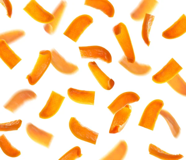Πτώση Κομμένα Πορτοκαλί Πιπεριές Καμπάνα Λευκό Φόντο — Φωτογραφία Αρχείου