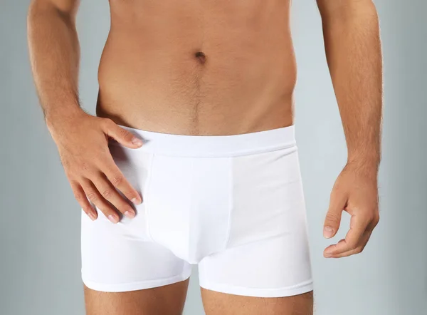 Man in wit ondergoed op lichtgrijze achtergrond, close-up — Stockfoto