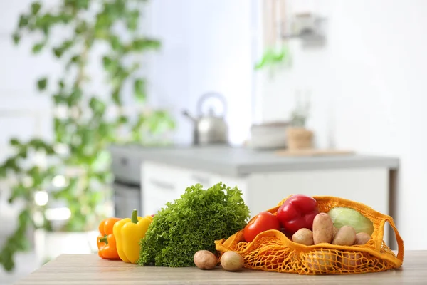 Sacs filet avec légumes sur table en bois dans la cuisine — Photo