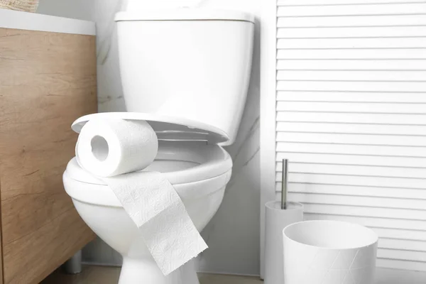 Tuvaletteki Klozet Oturağında Yeni Kağıt Rulo — Stok fotoğraf